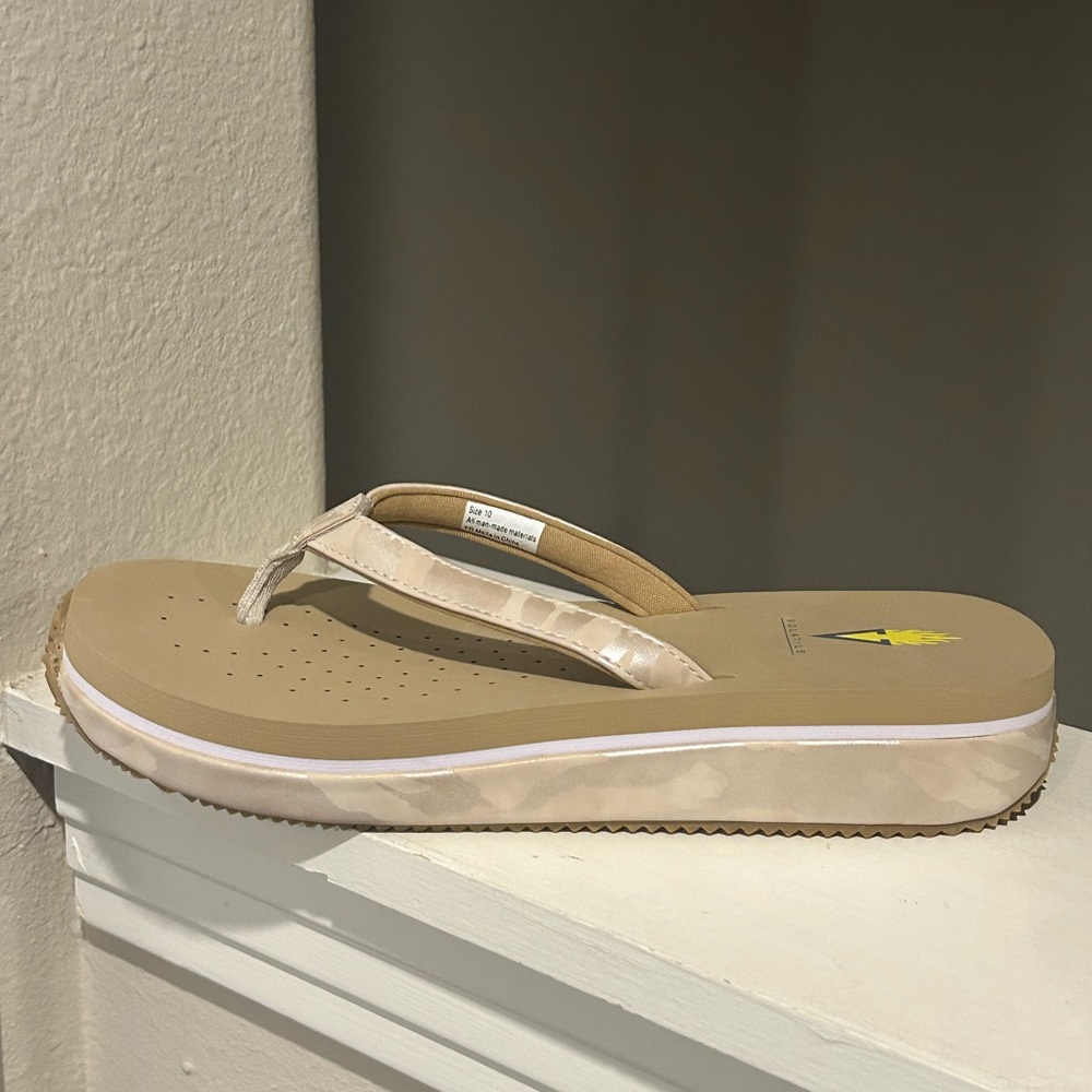 Volatile Women Untamed Beige/Camo Flatform Sandals Flats Sz 10 Medium New No Box - Picture 4 of 9